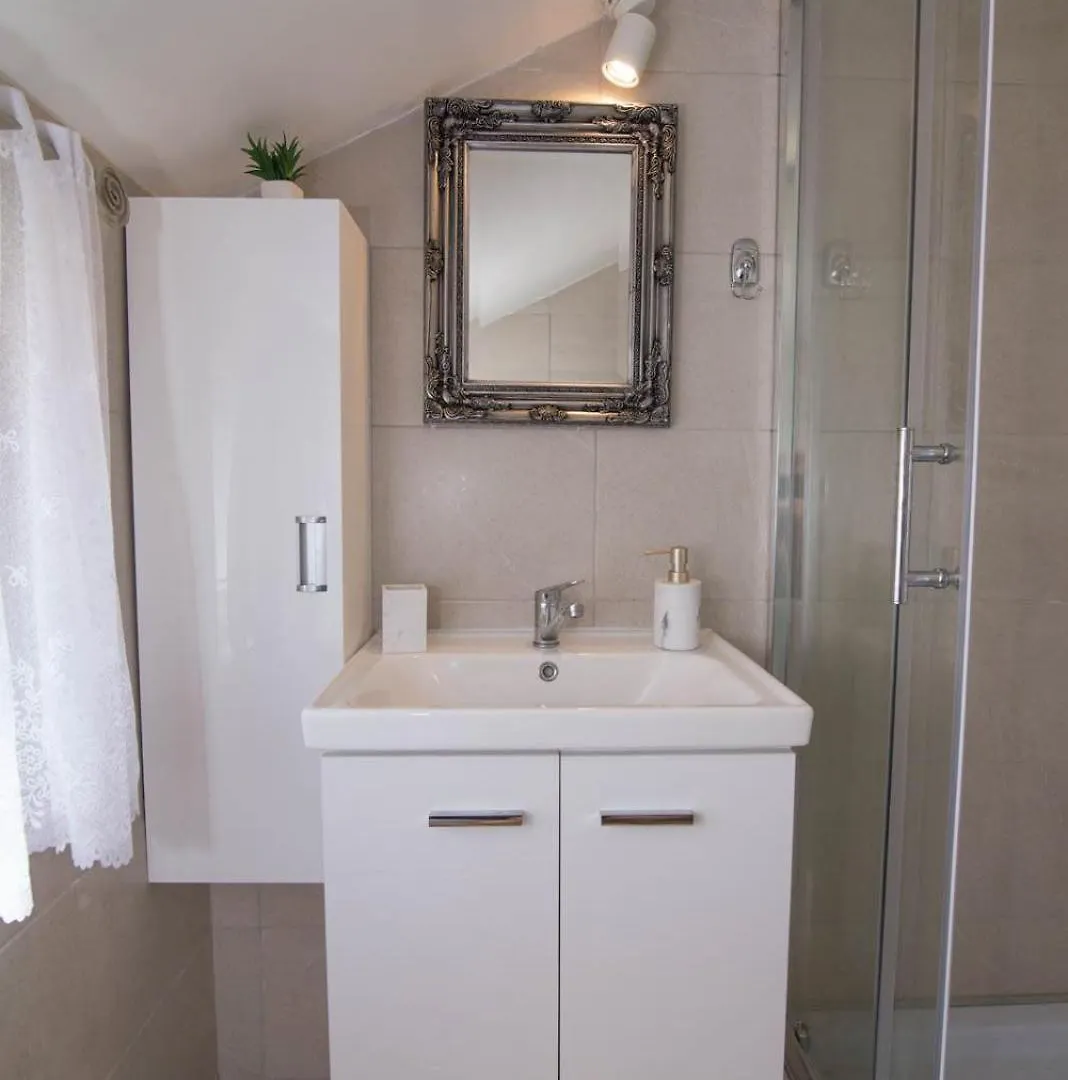 Tia Appartement Mit Meerblick Veli Losinj Apartment